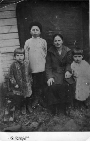 Мария Петровна, Николай Маркович, Евдокия Евграфовна (справа) Моздоры. 1930 г, ст.Полтавская.